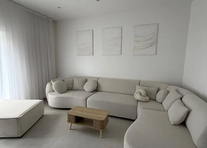 La Priva House שרלרואה