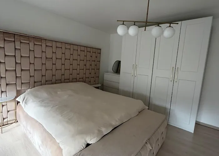 La Priva House שרלרואה